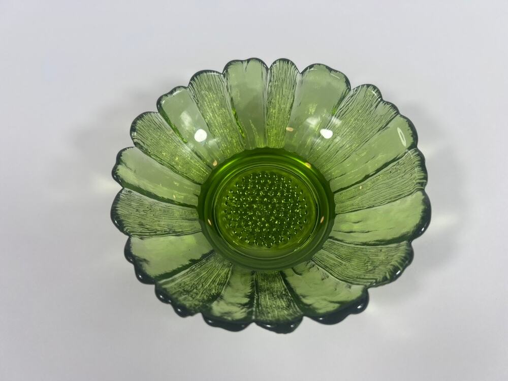 Vintage Avocado Green Glass Flower Bowl – Mid-Century Daisy Dish